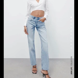 Ljusblå lågmidjade jeans  - Intressekoll! Säljer dessa trendiga byxor från zara då dom inte satt så bra på mig. Tyckte dom va nån centimeter för korta på mig som är 174 lång. Annars är dom skitsnygga. Använda 2 gånger, i nyskick. Nypris 359kr. Skriv för fler bilder❤️