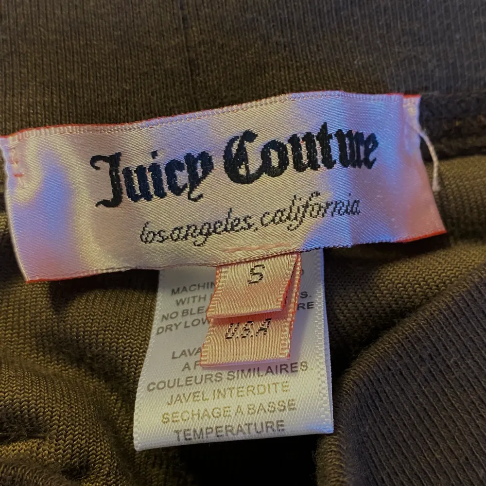 Världens finaste juicy couture tracksuit köpt på second hand, säljer då den är för liten för mig det står S på lappen men både byxorna och Hoodien passar som XS, jag står för frakten!!. Hoodies.