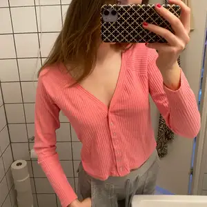 En jättefin rosa tröja som passar nu till sommarn!💗jättefint skick, säljer då den inte kommer till användning