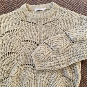 Stickad tröja från NAKD - Säljer denna somriga stickade tröjan från NAKD i storlek xs. Aldrig använd