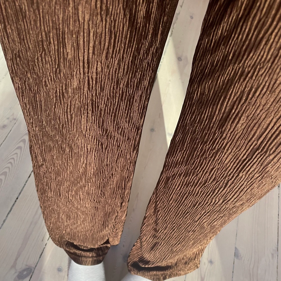 Bruna skimriga byxor - 90