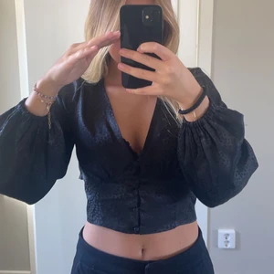 Svart ”satinblus” - Svart topp med knytning i ryggen i storlek 38🤍 frakt tillkommer