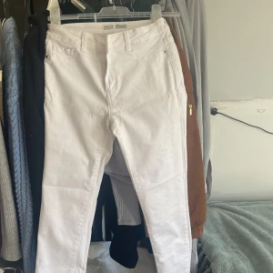 Deim white pants  - Wore just twice in the summer and they donot fit anymore. Bought in Italy for 40€. Selling for 200kr. 