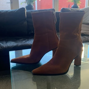 Skor av mocka köpta från Zara - Säljer ett par stövletter i mocka. Har använt dessa 2-3 gånger. I storlek 38.