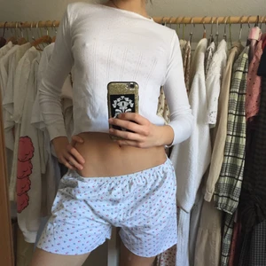 Mjukt set - Dn fin vitt tröja med söta detaljer och sköna fin shorts som jag säljer som ett set!💞väldigt sköna båda två!! Tröjan har två fläckar men som man inte riktigt lägger märke till, annars fint skick. Bild kan skickas vid intresse på fläckarna✨