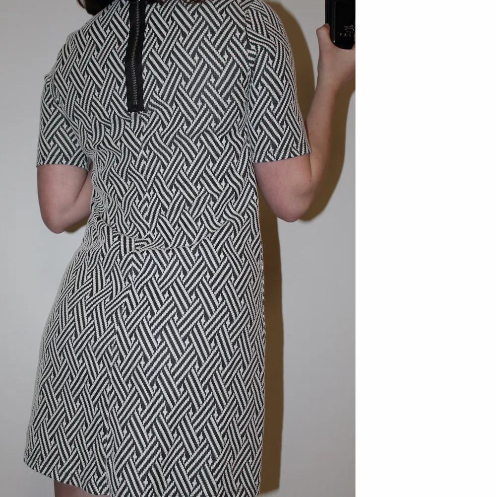 DIVIDED från H&M, fin mönstrad klänningen med stretchiga material. Storlek 34/S. Klänningar.