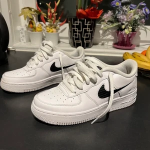 Nike skor - Säljer dessa nike skor som är i nyskick i storlek 38, de är använda ett fåtal gånger men är som nya!❤️