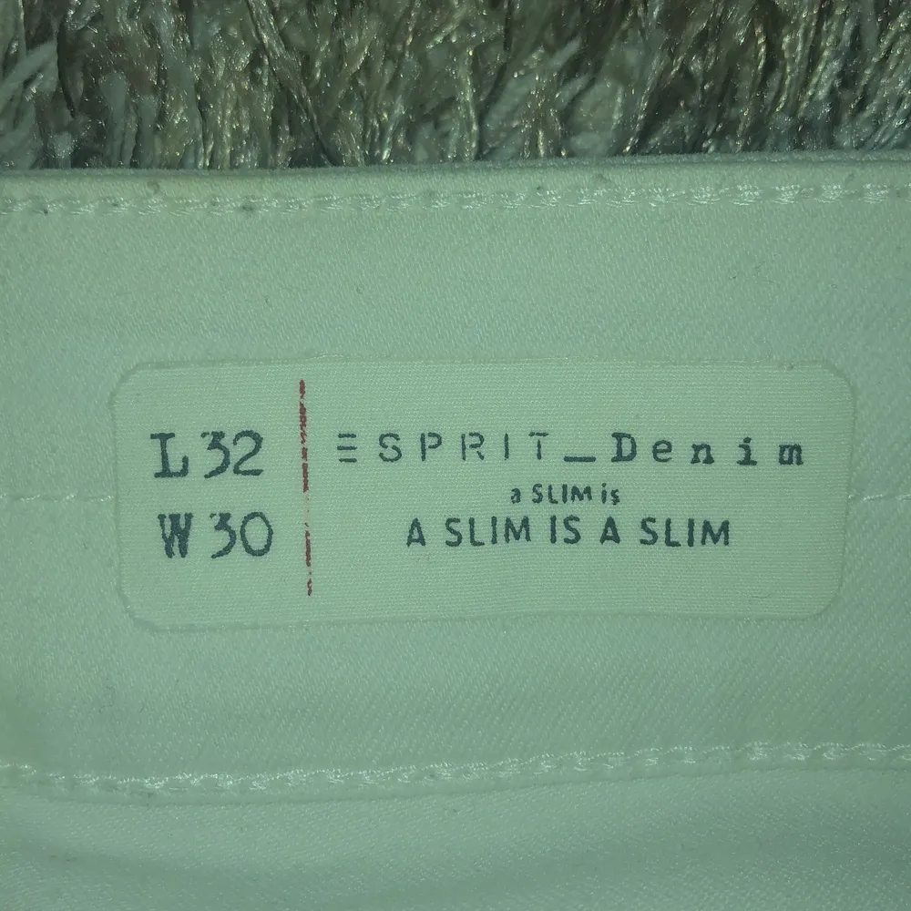 Ett par vita jeans i strl 30/32. De är köpta från Spirit.. Jeans & Byxor.