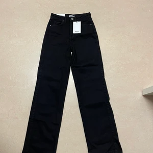 Madlady Jeans - Jätte fina svarta jeans, Rak modell. Storlek 34/32. Helt nya, aldrig använda