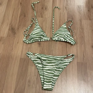 Bikini från SHEIN - ‼️BUDGIVNING AVSLUTAD‼️ En super snygg bikini från shein som tyvärr inte kommer användas längre. Supersnygg och perfekt inför badsäsongen, samt coolt tryck. Bikinin är i gott skick och inte använd såpass mycket. Köpt för 100kr. Storl