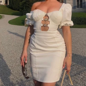 Vit klänning med gulddetaljer  - Vit skräddarsydd klänning i storlek XS med fina gulddetaljer. Passar även S