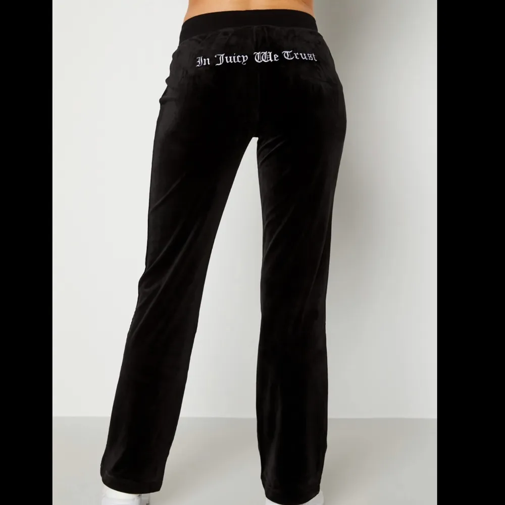 ANNIVERSARY CREST TRACK PANTS Black - är som nya, använd endast 1-2 gånger! 💕. Jeans & Byxor.