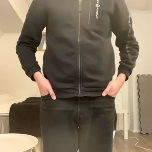 Sail racing tröja - Storlek 160, Nypris 900. Den är hel och är inte sönder någonstans. Säljer då den är lite för liten för mig. Pris kan diskuteras