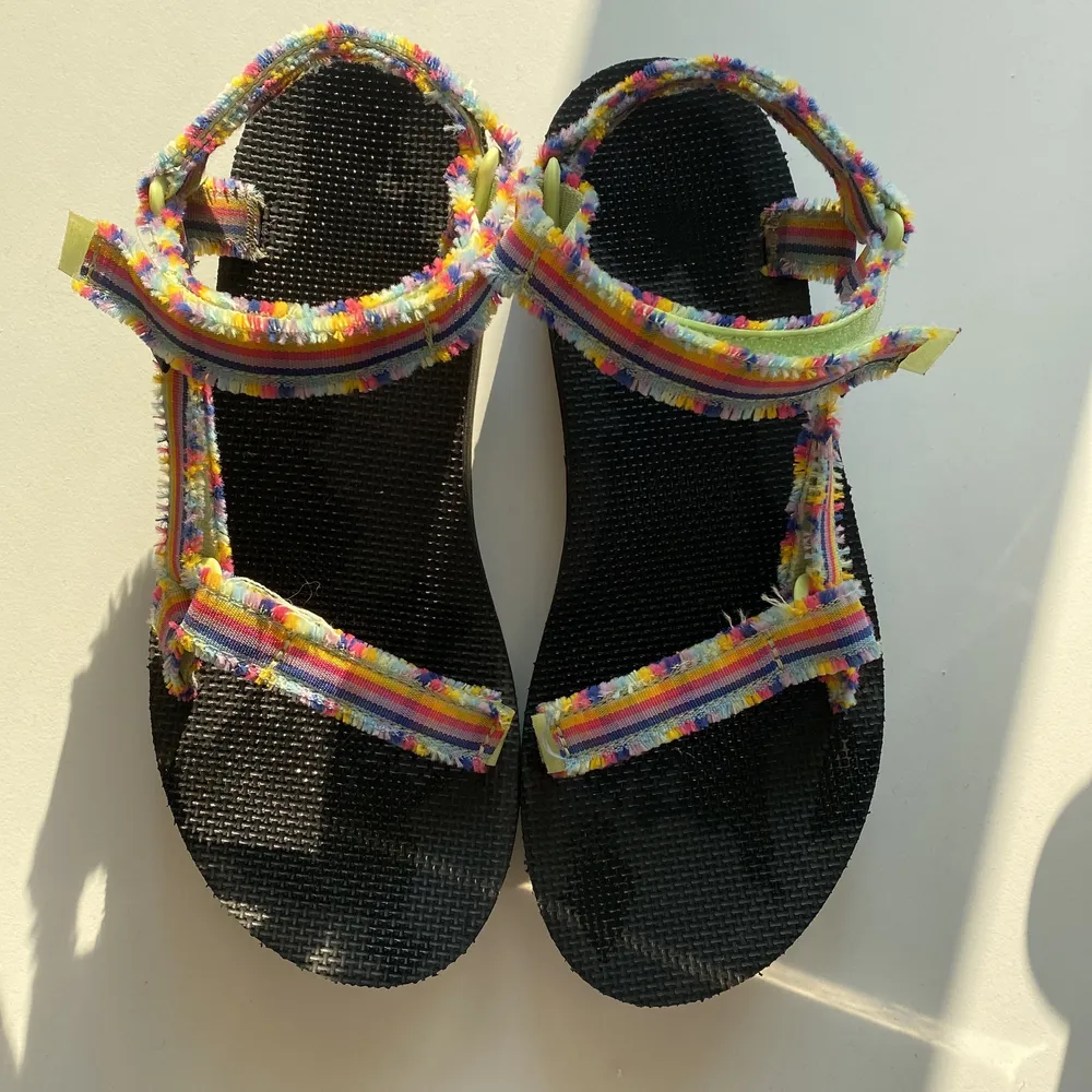 Supersnygga sandaler från Teva, använt men fint skick - tycker knappt det syns att de är använda. Säljer för att jag inte använt de tillräckligt…. Skor.
