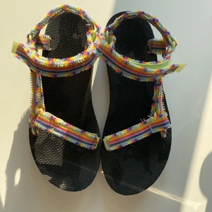 Teva sandaler, rutiga  - Supersnygga sandaler från Teva, använt men fint skick - tycker knappt det syns att de är använda. Säljer för att jag inte använt de tillräckligt…
