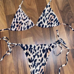 Bikini - Jättefin bikini från shein i storlek S men det är knytband på både trosor och topp så går att ändra. Den är helt oanvänd, plastpappan i trosorna sitter kvar som man kan se på bild två. Köpare står för frakten