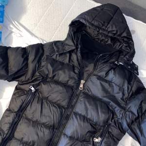 Säljer min Moncler jacka eftersom vintern börjar ta slut!          Säljer för 1500 kr och det är en jättebra kopia, har haft den i ca 1 år och den är fortfarande i bra skick! Dock har ett lite hål på magen som ni ser på bilderna och en annan på armen 