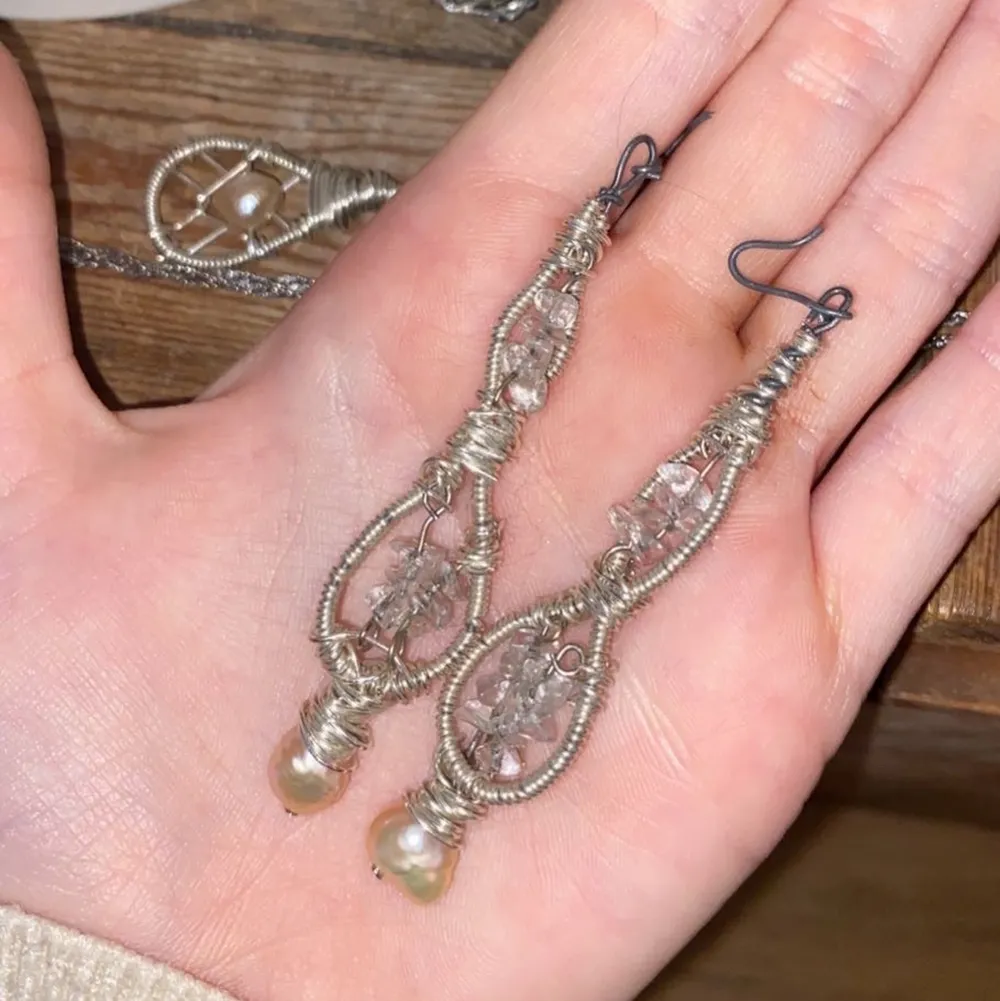 Kollar om någon är intresserad av att köpa mina egen gjorda smycken. Jag gör halsband, örhängen och armband och det skulle vara så att någon är intresserad av det! Kontakta mig:). Accessoarer.