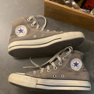 Converse skor  - Säljer ett par fina ljusbruna converse i strl 36,5🤩. Köparen står för frakten (se bilder för skick) ❤️
