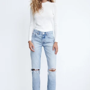 Mid rise straight leg ZARA jeans - HELT OANVÄNDA. Populära slutsålda ZARA jeansen i ljusblå med hål på knäna. Säljer pga att de var för små. Ordinarie pris 359kr😇
