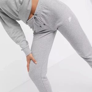 Nike mjukisbyxor  - Säljer mina Nike mjukisbyxor i stolek xs, använda men i jätte bra skick. Skriv privat för fler bilder💕