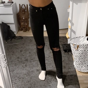 Oanvända jeans  - Endast testade, dock tagit bort prislappen. Modellen Snake ifrån Lager157, nypris 200kr. Skickas med postens skicka lätt om inget annat önskas.