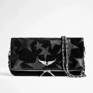 Zadig voltaire  - Säljer min Zadig voltaire rock suede stars clutch bag. Denna är slutsåld på hemsidan och jag har endast använt den ett fåtal gånger och den ser helt oanvänd ut. Man får med dustbagen den kommer i💕 kan både fraktas och mötas upp