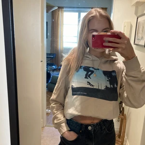 Hoodie - Andvänd fåtal gånger och är i bra skick. Är köpt på hm pojke för några år sen. Storlek 170, sitter som en sx skulle jag säga.