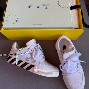 INTRESSEKOLL - INTRESSEKOLL!!! köpte ett par Off white skor från Mytheresa i höstas men har tyvärr inte kommer till användning. Har endast använt dom 1 gång. Tänkte sälja dom för 1600kr