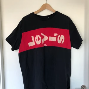 T-shirt Levis  - Levis T-shirt köpt second hand. Sparsamt använd 