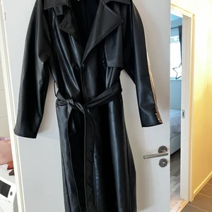 Kappa fejkskinn - Fin kappa från Weekday i fejkskinn. Använd 2 gånger. Nypris runt 1500kr