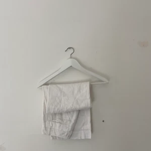 Vita linnebyxor  - Asså helt underbara linnebyxor som jag köpte men när dom kom hem så var dom en aning små på mig så jag väljer att sälja dom! Dom är höga i midjan och i längd går ner bra till någon funt 160-167 cm lång. Passa på att köpa dina linnebyxor nu så du är redo för sommaren😍. Tveka absolut inte för att ställa frågor! I’m here for you❤️