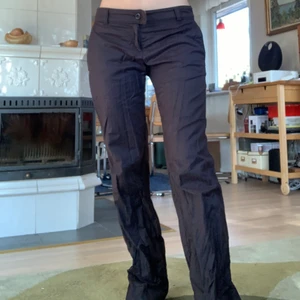 Kostymbyxor - Lågmidjade kostymbyxor, är vanligtvis ca 34 