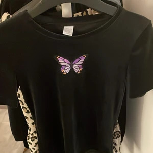 En helt oanvänd tröja från Lindex  - Det är en helt oanvänd tröja som är i sammetstyg och kostar 50 kr 