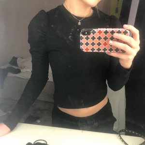 Tröja med puffar  - Snygg Basic tröja med puffar på axlarna!💓 sitter tajt på mig som vanligtvis har storlek s. Skulle passa ca/xs/S beroende hur man vill att den ska sitta❤️❤️