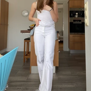 Vita full length Zara jeans - Fina och rena jeans i bra skick som endast har används några gånger förra sommaren. Jeansen är raka i modellen och benen är långa (jag är 173cm). Pris kan diskuteras och köparen står för frakten💕