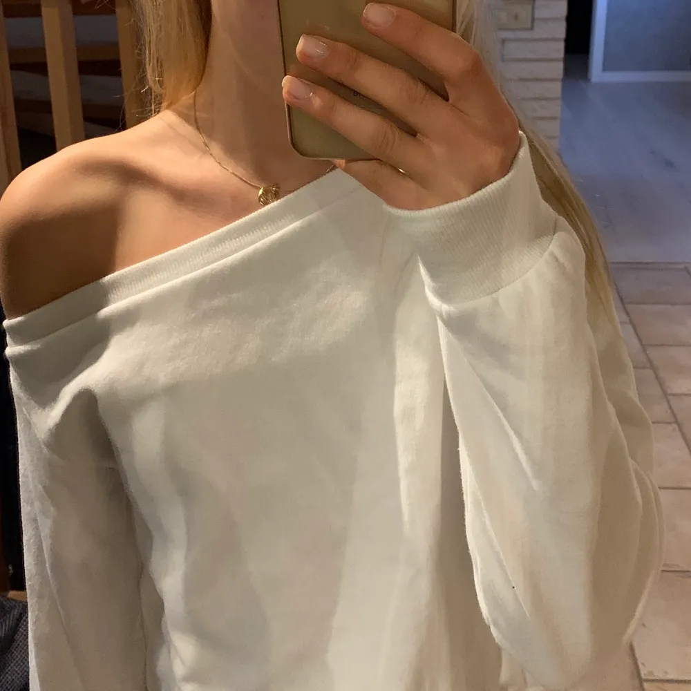 vit one shoulder tröja, använd få gånger. köpare står för frakt💞💞. Tröjor & Koftor.