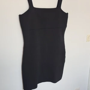 Svart klänning - Klänning köpt i sommras men aldrig använt. Tjockare tyg i storlek XL. Skriv till mig så kan jag fixa andra bilder