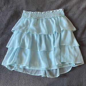 Volangkjol  - Supergullig volangkjol i en härlig blå färg, passar perfekt nu till våren och sommaren😁