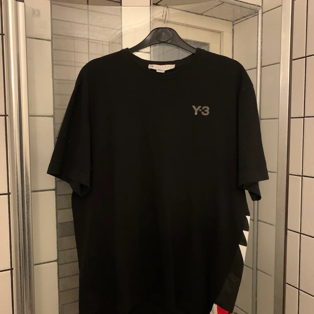Y-3 t-shirt, cond 8/10 nästan som ny,. T-shirts.