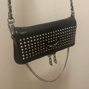 Zadig Väska - Zadig & Voltaire väska som kan användas som cross body och handväska💓jag köpte den ny för ca 2000 kr! Kom privat för fler bilder☺️
