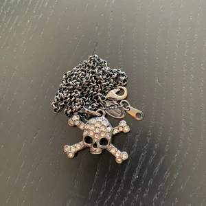 Vivienne Westwood halsband - Snyggt och unikt Vivienne Westwood halsband. Snygg färg och alla rhinestones sitter kvar. Kan skicka fler bilder. Priset kan diskuteras. 