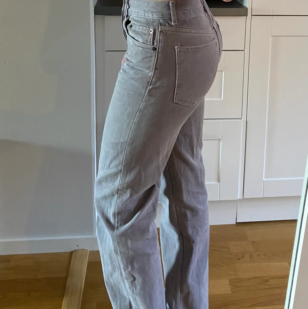 Snyggaste lila/gråa jeansen ifrån Asos. Strl W28/L32, sitter bra på mig som är 165cm och vanligtvis har 36 i strl. Knappt använda.. Jeans & Byxor.
