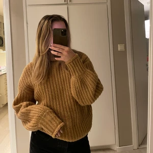 Stickad tröja med krage - Jättefin brun stickad tröja med lite högre krage och ballongärmar. Den är knappt använd, Max 3 gånger!! 
