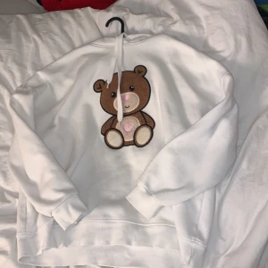 Hoodie - Vit hoodie med en nallebjörn på! Supersöt och storlek XL. Dock inte stor i storleken