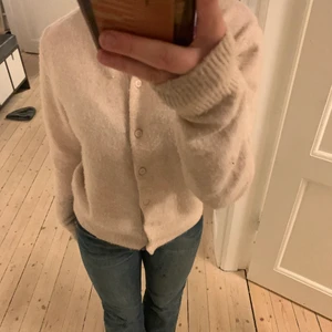 Stickad knapp tröja - Skit snygg stickad knapp tröja, färgen är otydlig på bilden men den är ljus  beige ish 80kr, S