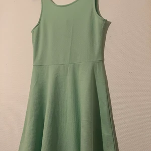 Sommarklänning från HM  - Grön sommarklänning från HM storlek 38 men av strechig material. 