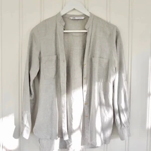 basic skjorta med guldiga knappar🧚‍♀️🧚‍♀️ - I bra skick! Kontakta mig för fler bilder eller för mer information <3