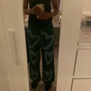 Jeans  - Raka jeans med hjärtmönster på. Superbekväma. Köparen står inför frakten som är via postnord (går att spåra paket).Kan eventuellt mötas upp centralt i Stockholm. 