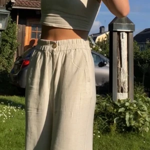 Linnebyxor  - Linnebyxor från Stradivarius💕 Superfina och eftertraktat nu i sommar! Är strl S men skulle säga att dom sitter om XS. Bara att höra av sig vid frågor!! Köparen står för frakt 
